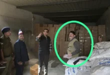 बड़ी खबर: छापेमारी की तस्वीर से उठा विवाद, सेवानिवृत्त अधिकारी की मौजूदगी पर सवाल बड़ी खबर: छापेमारी की तस्वीर से उठा विवाद, सेवानिवृत्त अधिकारी की मौजूदगी पर सवाल